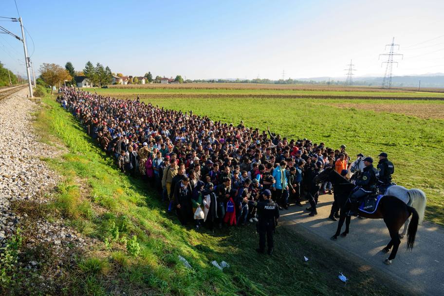 Ottobre 2015: un&#39; enorme fila di persone fuggite dalla Siria in attesa di passare il confine tra Croazia e Slovenia (Afp)